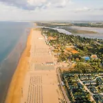 Spacious Seaside Flat For 7 Guests - Beahost